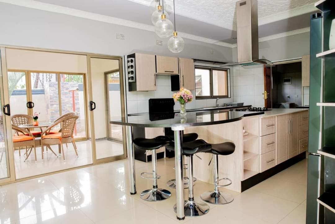 Emc Fully Furnished &Serviced Villas 4 Bedroom With Solar Power , Private Pool, Starlink Wifi ,Aircons & Dstv Lusaka Exterior foto