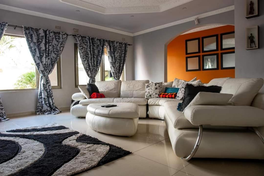 Emc Fully Furnished &Serviced Villas 4 Bedroom With Solar Power , Private Pool, Starlink Wifi ,Aircons & Dstv Lusaka Exterior foto